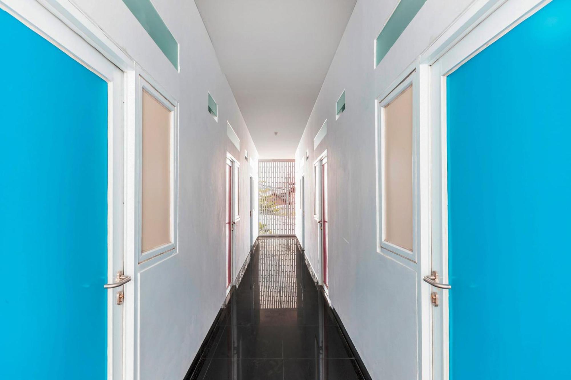 Super Oyo 2223 J&B Room Utan Kayu Jakarta Exterior foto